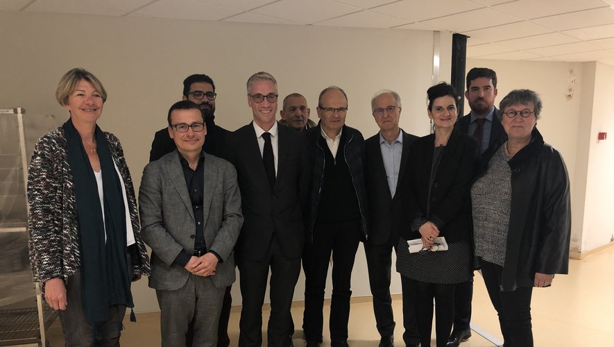 Le directeur général de l’ARS, Pierre Ricordeau (deuxième à partir de la gauche), entouré des responsables de l’hôpital et des élus.