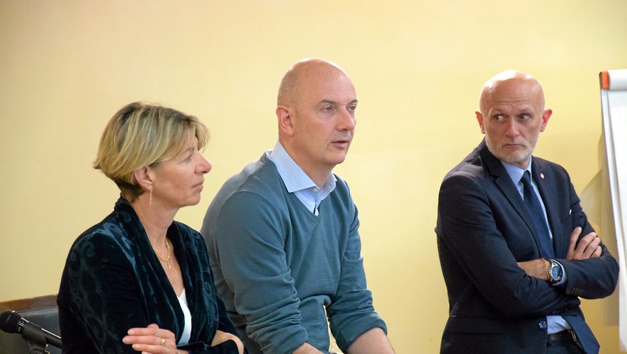 Le député Roland Lescrure (au centre), aux côtés des parlementaires aveyronnais Anne Blanc et Stéphane Mazars.