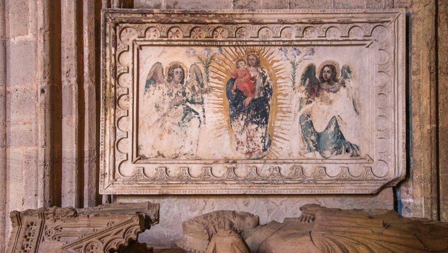 Sur le mur nord de la chapelle d’axe, dite du Sacré-Cœur, est accroché l’ancienne table d’autel en marbre de « la cathédrale avant la cathédrale » reconstruite autour de l’an mil. Une inscription sur ses bords précise que Deusdedit, évêque de Rodez vers l’an 961, en commanda la réalisation, peut-être à des ateliers installés dans la région de Narbonne et spécialisés dans le réemploi de marbres antiques.