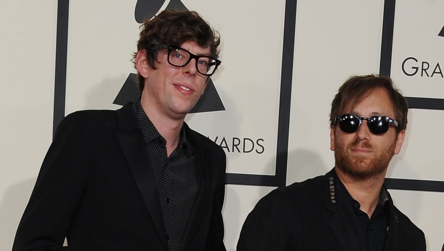 Patrick Carney (G) et Dan Auerbach de The Black Keys aux Grammy Awards à Los Angeles, le 8 février 2015.