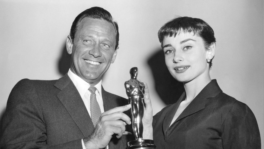 L'actrice Audrey Hepburn, accompagnée de l'acteur William Holden.