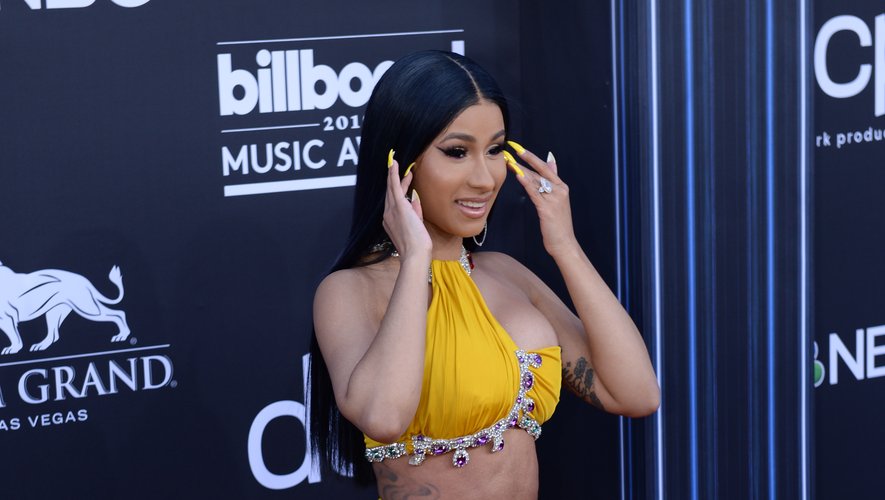 La rappeuse américaine Cardi B s'est illustrée dans un top asymétrique et une jupe fendue signés Moschino. La jeune femme a opté pour un jaune vibrant, qui fait écho à sa manucure. Las Vegas, le 1er mai 2019.