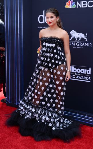 La chanteuse Sofia Reyes a elle aussi choisi une robe tout en transparence pour fouler le tapis rouge de la cérémonie. La jeune femme a opté pour un modèle bustier brodé de fleurs. Las Vegas, le 1er mai 2019.