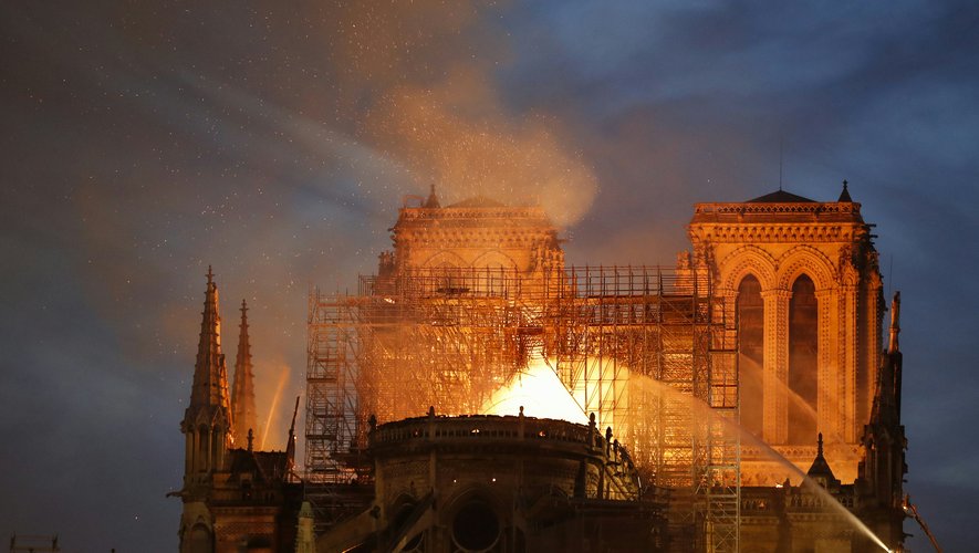 L'incendie de Notre-Dame a détruit entièrement la flèche et la toiture.
