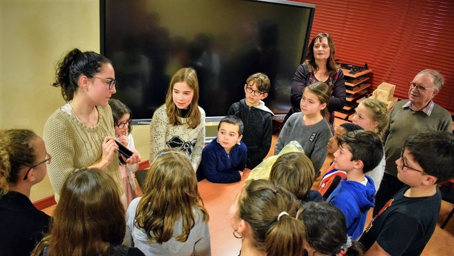 Sous la bienveillance de Christine Bernardi et de Guy Albouy, les enfants étaient très attentifs aux explications de Marion.