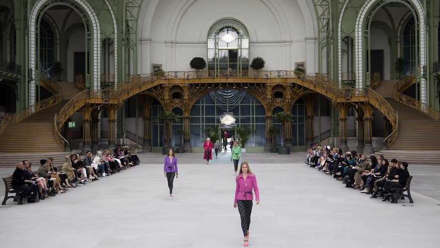 Pour présenter sa collection Croisière 2020, Chanel a transformé le Grand Palais en hall de gare rétro avec la présence de rails, de bancs, et de panneaux mentionnant des destinations comme Saint-Tropez ou Venise. Paris, le 3 mai 2019.