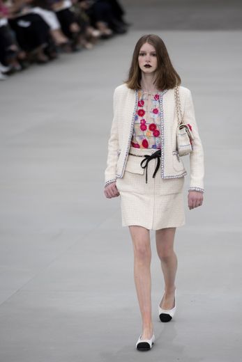 Pour sa collection Croisière 2020, Chanel propose des tailleurs et vestes en tweed clair - blanc - ou au contraire décliné dans des teintes vibrantes. Paris, le 3 mai 2019.