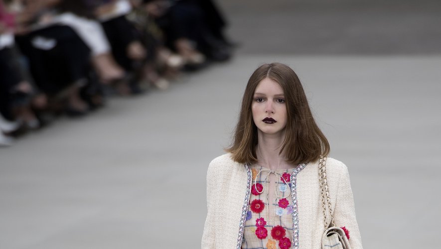 Pour sa collection Croisière 2020, Chanel propose des tailleurs et vestes en tweed clair - blanc - ou au contraire décliné dans des teintes vibrantes. Paris, le 3 mai 2019.