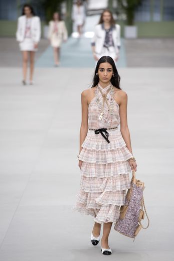 Très estivales, les robes se font légères et fluides chez Chanel, avec des cols croisés ou asymétriques, et une multitude de volants. Paris, le 3 mai 2019.