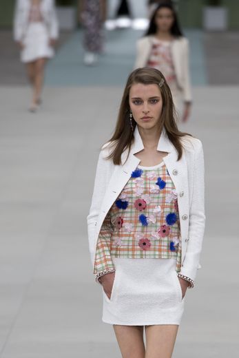 Des vestes de tailleur aux manteaux en passant par les jupes, les poches sont omniprésentes chez Chanel soulignant l'aspect fonctionnel des créations. Paris, le 3 mai 2019.