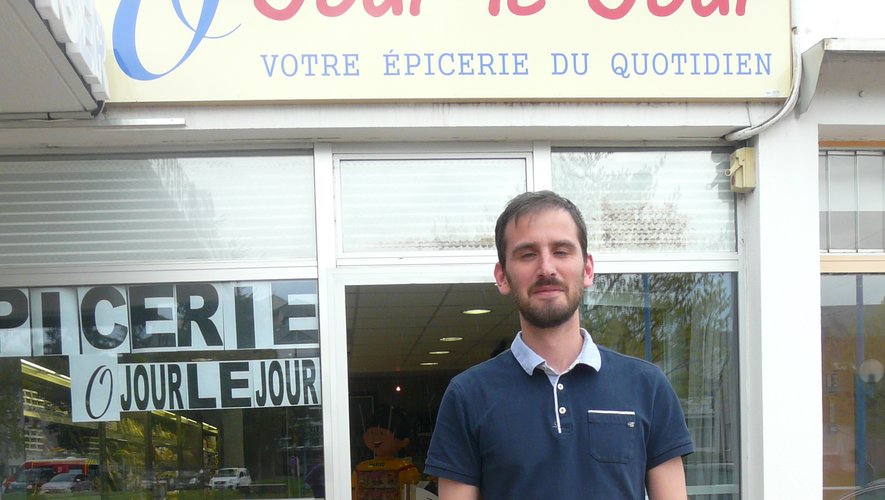 Mathieu devant son épicerie, place des Capucines, dans le quartier des Quatre-Saisons, à Onet-le-Château.