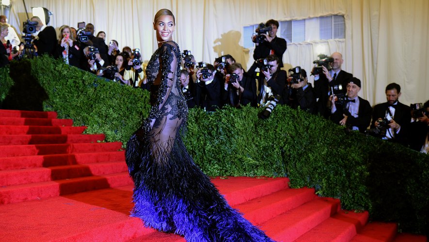 Beyoncé et le MET Gala, c'est une grande histoire de mode. En 2012, la chanteuse fait sensation dans une robe tout en transparence, broderies, et plumes bicolores signée Givenchy Haute Couture. New York, le 7 mai 2012.