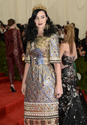 Katy Perry fait parler d'elle en 2013, foulant le tapis rouge dans une impressionnante robe ornée d'embellissements, signée Dolce & Gabbana. Le tout accessoirisé avec une couronne. New York, le 6 mai 2013.