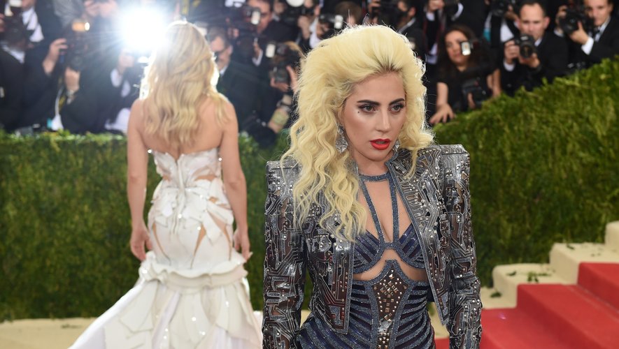 Fidèle à ses habitudes, Lady Gaga ne fait pas dans la dentelle pour l'édition 2016 du MET Gala. La jeune femme - qui a fait l'impasse sur son pantalon - a opté pour une tenue sexy signée Atelier Versace. New York, le 2 mai 2016.