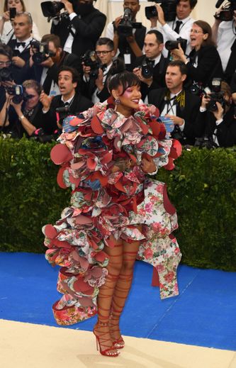 Il s'agit de l'une des tenues les plus marquantes du MET Gala. En 2017, Rihanna crée l'événement dans une robe originale, tout en volume, signée Comme des Garçons. New York, le 1er mai 2017.