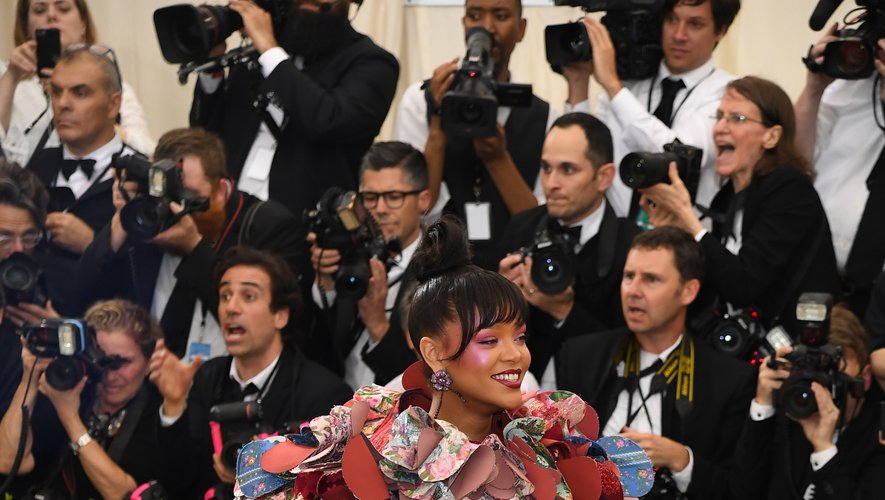 Il s'agit de l'une des tenues les plus marquantes du MET Gala. En 2017, Rihanna crée l'événement dans une robe originale, tout en volume, signée Comme des Garçons. New York, le 1er mai 2017.