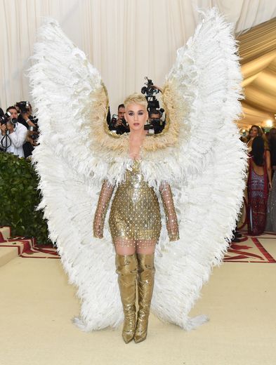 Katy Perry ne passe pas inaperçue lors du gala du MET en 2018. La jeune femme opte pour une mini-robe or, assortie à ses cuissardes, Atelier Versace. Le tout accessoirisé d'ailes géantes. New York, le 7 mai 2018.