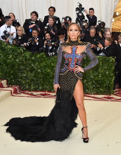 Jennifer Lopez fait sensation en 2018, arborant une robe sculpturale ornée d'une croix au niveau de la poitrine, signée Balmain. New York, le 7 mai 2018.