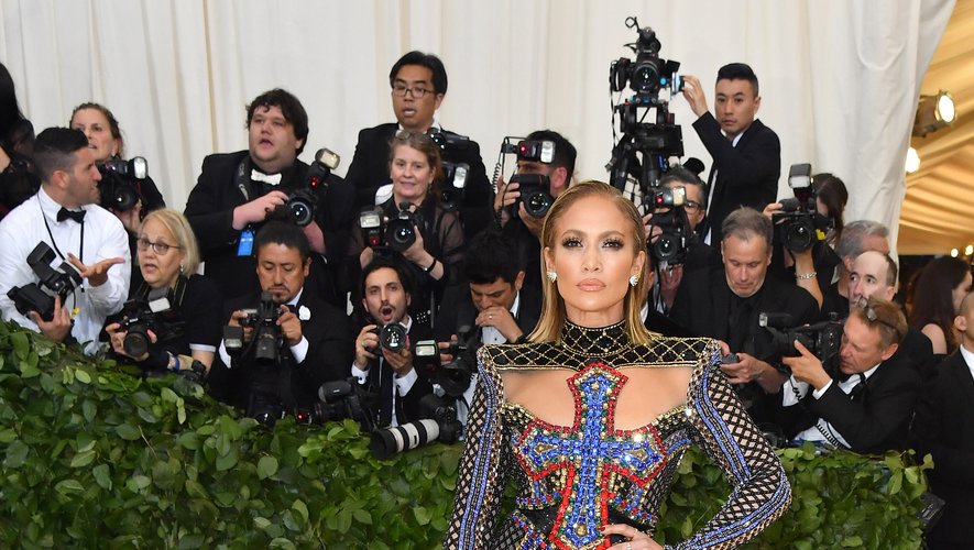 Jennifer Lopez fait sensation en 2018, arborant une robe sculpturale ornée d'une croix au niveau de la poitrine, signée Balmain. New York, le 7 mai 2018.