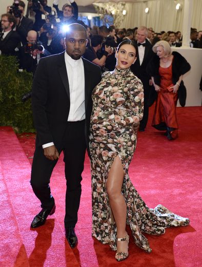 Canapé, rideau, papier-peint... les noms ont été nombreux pour qualifier la robe de Kim Kardashian lors du MET Gala 2013. Pas besoin d'en rajouter plus. New York, le 6 mai 2013.