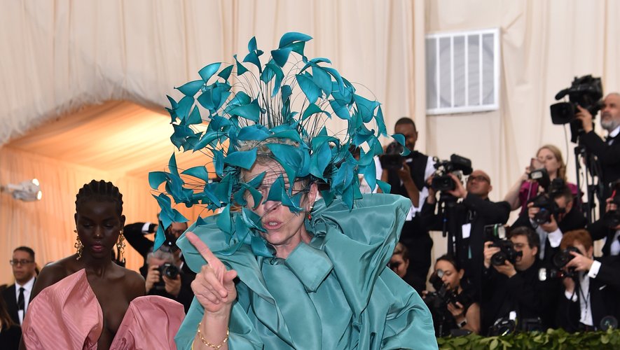 On ne sait toujours pas si on adore ou si on déteste la tenue extrêmement imposante de Frances McDormand, qui a - en prime - opté pour une coiffe envahissante. Quoiqu'il en soit, côté pratique c'est un zéro pointé. New York, le 7 mai 2018.