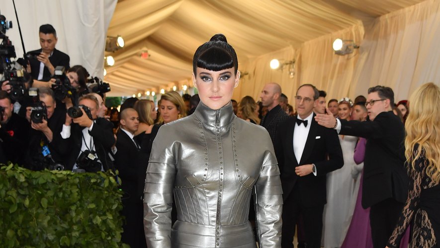 Shailene Woodley a eu la brillante idée - ou pas - de débarquer au MET Gala avec une robe type chevalier et des cuissardes. Un choix vestimentaire qui n'est pas entré dans les annales. New York, le 7 mai 2018.