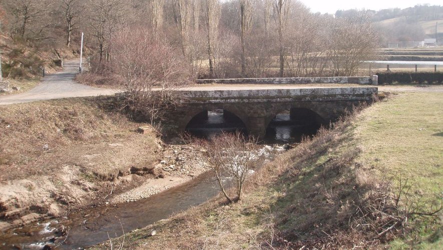 L’entretien des ouvrages d’art figure dans les projets pris en charge par la Communauté de communes, comme le petit pont sur le ruisseau de Larguiès.