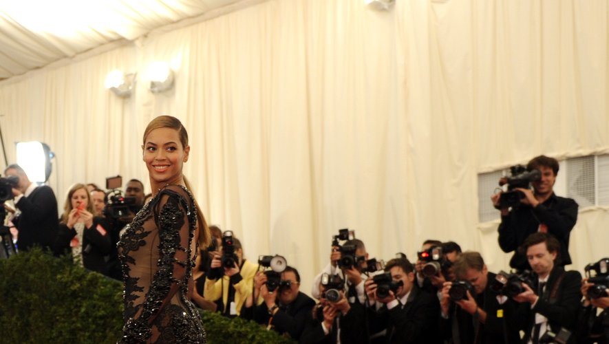 Le glamour est toujours de mise pour Beyoncé en 2012. La chanteuse américaine foule le tapis rouge dans une robe somptueuse faite de transparence, de broderies, et de plumes bicolores. Le tout est signé Givenchy Haute Couture. New York, le 7 mai 2012.