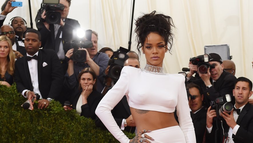 Toujours très sexy, Rihanna n'en mise pas moins sur la sobriété pour le Met Gala 2014, faisant son apparition dans un ensemble deux-pièces signé Stella McCartney. Le tout décliné dans un blanc immaculé. New York, le 5 mai 2014.