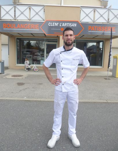 Clément Béteille, devant sa boulangerie-pâtisserie.