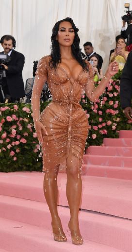 Kim Kardashian brille de mille feux dans une robe nude au décolleté vertigineux signée Manfred Thierry Mugler. New York, le 6 mai 2019.