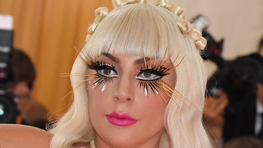 L'actrice et chanteuse Lady Gaga a opté pour de longues extensions de cils dorées et une bouche rose.