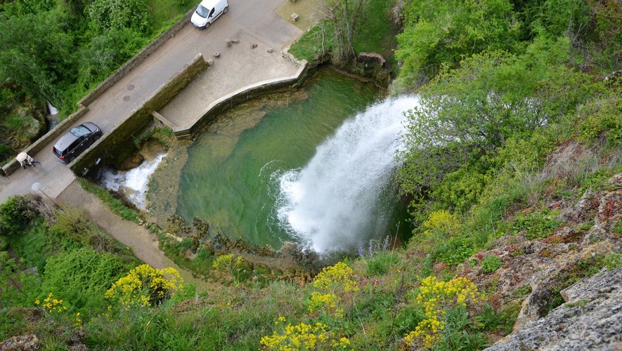 D’autres études ont déjà été réalisées l’année dernière qui ont coloré l’eau. Photo de la grande cascade prise le 1er mai 2018. On distingue nettement la coloration verte dans la vasque.