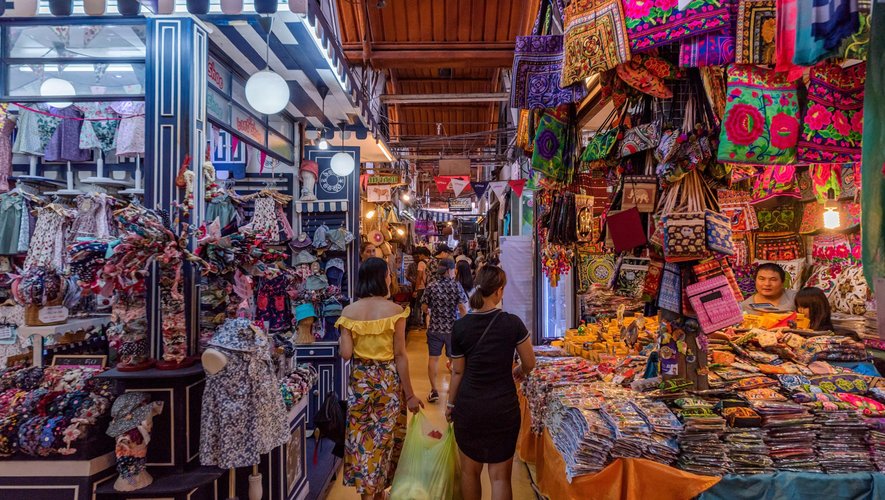 A Bangkok, le marché de Chatuchak est une ville dans la ville