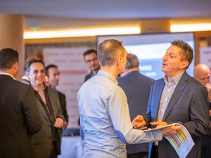 Entourés des partenaires, Bernard Maffre, PDG du groupe Midi Libre, et Serge Gélis, directeur général délégué de Centre Presse, ont présenté, hier à Paris, L’Aveyronnais qui sera distribué en version papier en Île-de-France dès le 1er juin.