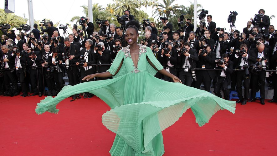 Pour la cérémonie d'ouverture du Festival de Cannes 2015, les photographes n'en ont que pour Lupita Nyong'o et on les comprend. La belle tournoyait dans une somptueuse robe vert d'eau confectionnée par Gucci. Cannes, le 13 mai 2015.