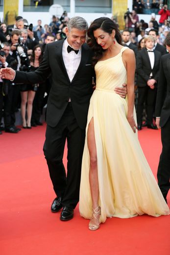 Amal Clooney a joué les déesses grecques en 2016, foulant le tapis rouge dans une robe en mousseline de soie jaune pastel signée Atelier Versace. Cannes, le 12 mai 2016.