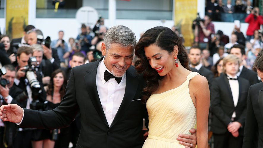 Amal Clooney a joué les déesses grecques en 2016, foulant le tapis rouge dans une robe en mousseline de soie jaune pastel signée Atelier Versace. Cannes, le 12 mai 2016.