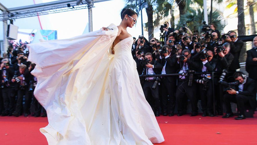 Comme à chaque apparition, Rihanna a fait l'unanimité sur la Croisette en 2017, notamment avec cette robe d'un blanc immaculé, avec une cape assortie, conçues par Dior Couture. Cannes, le 19 mai 2017.