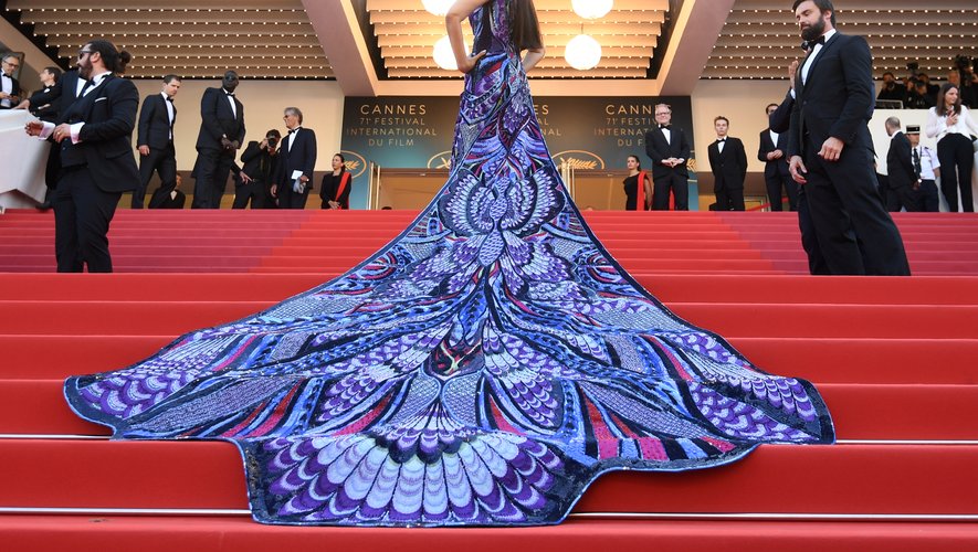 Les robes sont de plus en plus époustouflantes à Cannes. Un constat fait en 2018 avec la spectaculaire création portée par Aishwarya Rai, transformée pour l'occasion en un sublime papillon. Une pièce signée Michael Cinco. Cannes, le 12 mai 2018.