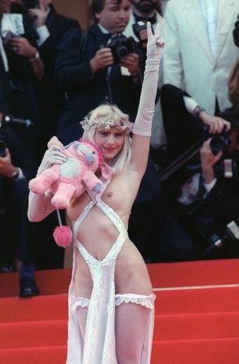 La température était à son maximum sur la Croisette en 1988 avec la Cicciolina, qui est apparue sur la Croisette avec un simple filet de tissu blanc, accompagnée d'une peluche rose. Cannes, le 15 mai 1988.