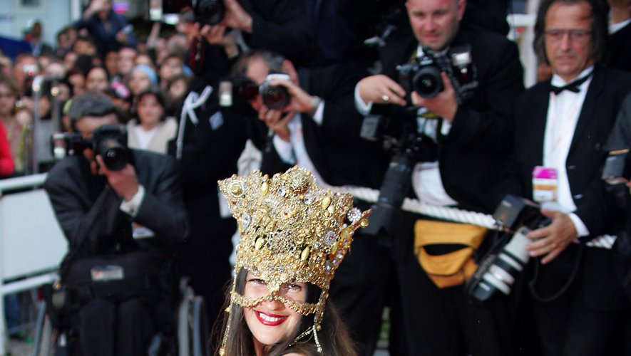 Si la robe de Rona Hartner est sobre, c'est au niveau du masque que l'actrice s'est laissée aller, arborant une création imposante qu'on ne voit que très peu sur la Croisette. Cannes, le 13 mai 2004.