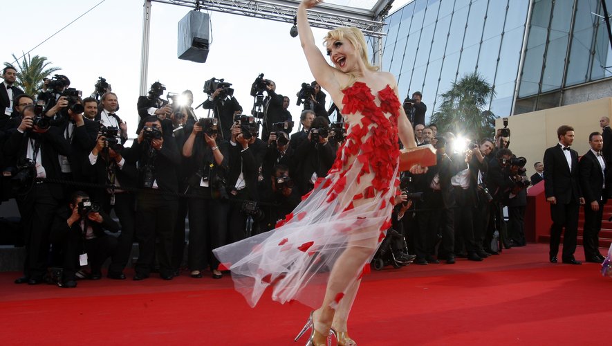 De loin, la robe de l'actrice et performeuse Julie Atlas Muz semble tout à fait normale. Toutefois, cette création transparente a révélé en 2010 une partie de l'anatomie de l'artiste face à une Croisette interloquée. Cannes, le 13 mai 2010.