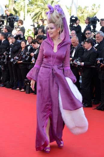 Elena Lenina est essentiellement connue en France pour ses looks loufoques sur la Croisette, comme le montre cette robe et cette coiffure qui ne sont pas passées inaperçues en 2012. Cannes, le 16 mai 2012.