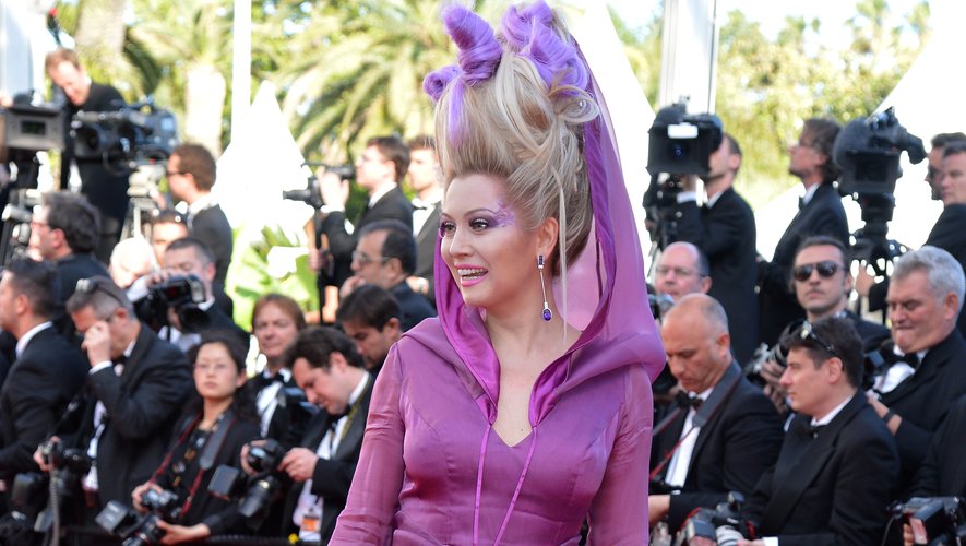 Elena Lenina est essentiellement connue en France pour ses looks loufoques sur la Croisette, comme le montre cette robe et cette coiffure qui ne sont pas passées inaperçues en 2012. Cannes, le 16 mai 2012.