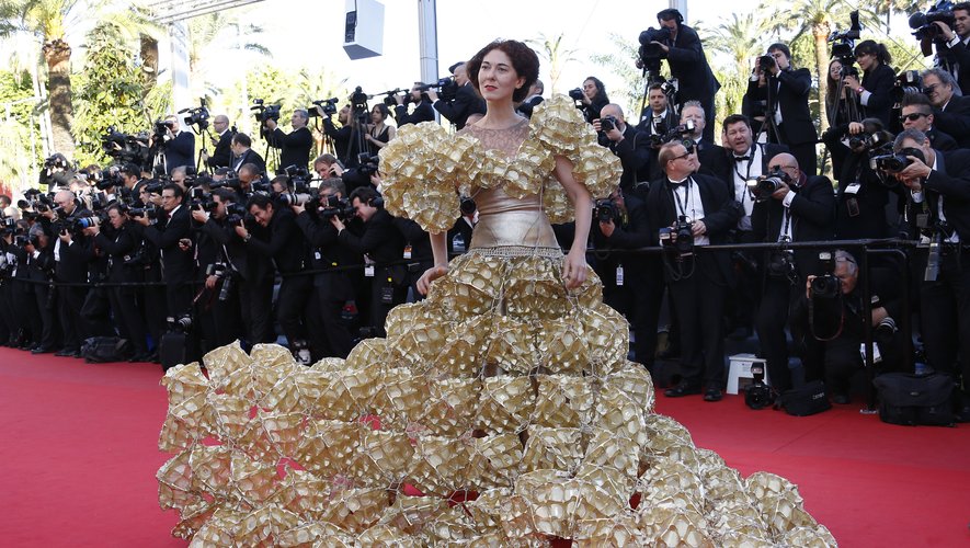 Le recyclage était déjà de mise en 2013 à Cannes, comme le montre Larisa Katz avec cette robe essentiellement composée d'emballages de gâteaux. Cannes, le 17 mai 2013.