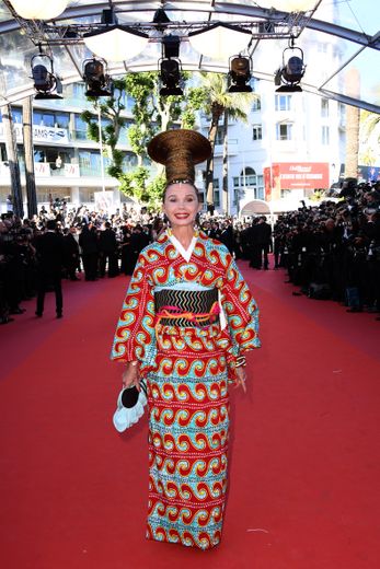 L'actrice Victoria Abril est elle aussi connue pour ne pas se prendre au sérieux sur la Croisette. En 2017, elle est arrivée dans une tenue traditionnelle, arborant une coiffure extravagante. Cannes, le 17 mai 2017.
