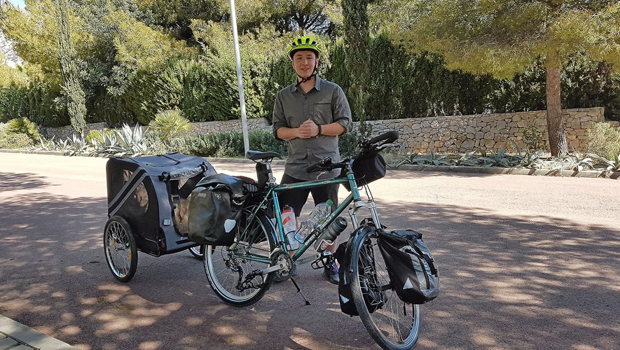 Thomas Hugueny a décidé de prendre la route de l’Espagne et du Maroc avec son vélo et son drôle d’attelage.	