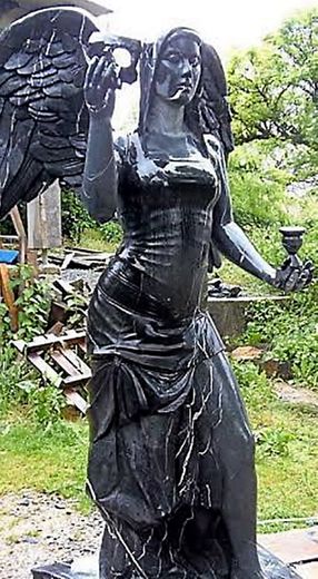 « L’Ange de liberté », exposé à Rodez en 2016, première pièce monumentalede Rémy Teulier. Un ange qui a fait décoller la carrière du sculpteur montbazinois.