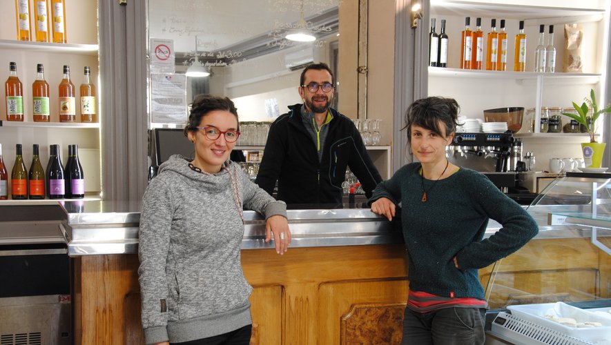 Marion Renoud-Lias, Philippe Sanche et Lucie Fondard font partie du collectif. Ils assurent une demi-journée au magasin.
